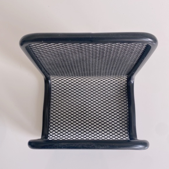 Office supplies: 3 hole punch, 750 sheets lined paper &  2 desktop organizers - Picture 4 of 8